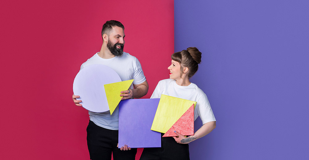 Digiaargh-yrityksen Jessen ja Johannan kuva, taustalla pinkkiä ja violettia väriä.